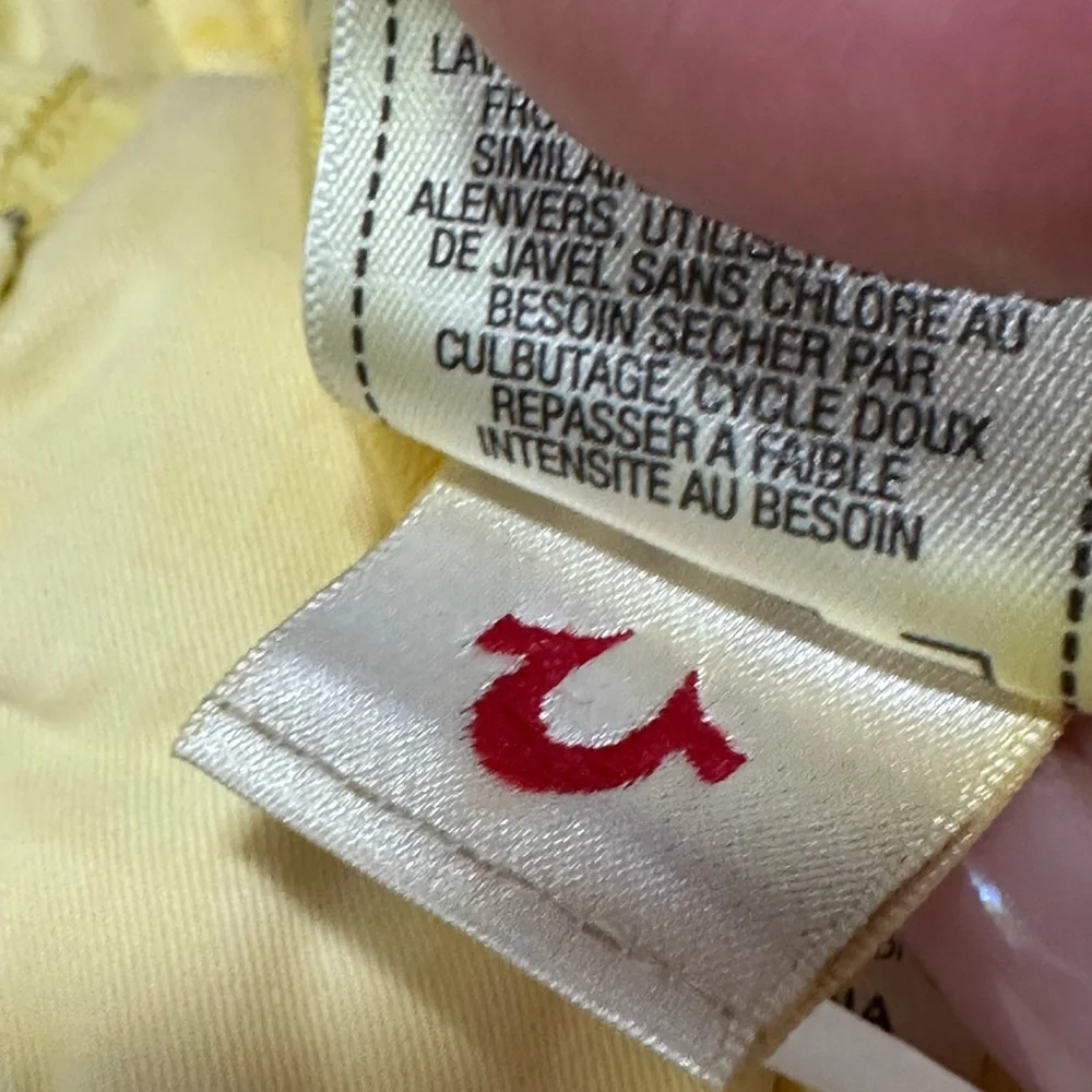 True Religion butter yellow men’s shorts sz 44 vacation resort wear‎